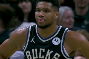 火眼金睛？字母哥欧洲步撞翻普拉姆利2+1 黄蜂挑战成功变进攻犯规